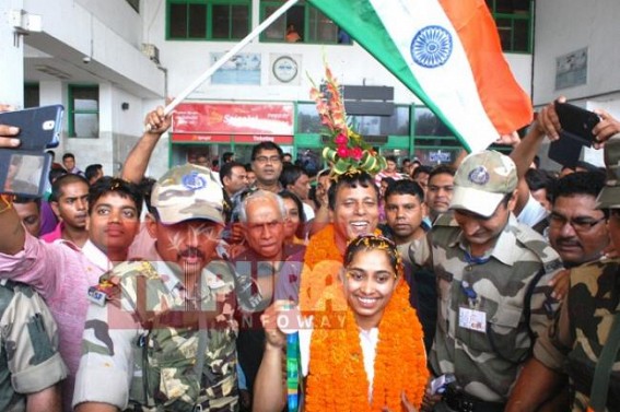 Golden girl Dipa Karmakar receives grand welcome at Agartala airport:  becomes first ever Indian woman gymnast to qualify for Olympics 
